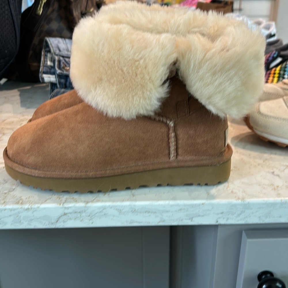 Original ankle women's tan/suede BRAND NEW and never worn UGG boots with fur!